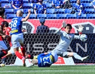 横浜Fマリノス3連勝!(2)またも怒号が飛び交った「VARノーゴール判定」の画像