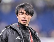 伊東純也も祝福｢2人ともかわいすぎ!!｣サッカー日本代表・三笘薫と妻の“ウェディングショット”公開｢めちゃくちゃ素敵｣｢美男美女夫婦｣｢とっても美しい｣の声の画像