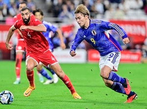 「やっと代表で理不尽シュート」日本代表・上田綺世の「身体捻りながら」放つ「ゴールをぷっ壊しそうなシュート」にファン驚愕！「常識的に考えておかしい」と絶賛の声の画像