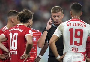 「初めて見た」と衝撃与える「700万再生」の「ハンド誘発」”超珍プレー”！ バイエルンvsライプツィヒで起こったトリックプレーが話題！ 【動画】の画像