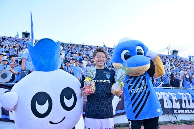 横浜FC長谷川竜也が川崎フロンターレ時代の“自身のユニフォーム”を着た観客を見て、「川崎でやれた６年間が今の自分を作ってる」の画像
