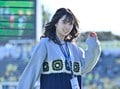 「超絶可愛い」「反則級の!?可愛さ…」J1昇格クラブのスタジアムMCを務める「人気女優の制服でのボールひざ乗せショット」が大反響！ グラビアにも挑戦するなど多彩な活躍を披露中 の画像002