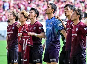 「若林源三??」神戸GK前川黛也がキャップを被ってプレーする姿に「SGGK若林源三!?」と話題沸騰! 「キャップ被ってるGK久々に見た」「被っていいんやw」との声の画像