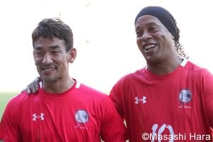 ｢無茶苦茶痩せててスッキリ｣サッカー元日本代表51歳・前園真聖、イケオジ感漂うビンテージロックTシャツ姿に｢ワイルドさも残ってカッケー｣の声の画像
