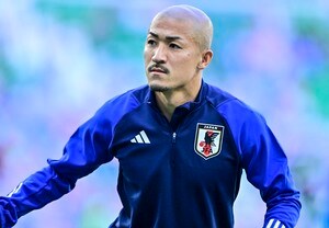 「し、渋オジだ」「いまこんな外観なの全然しらなかった」日本代表FW前田大然の「古巣観戦姿」がファンの驚き集める！ トレードマークを捨て、子どもをあやしながら観客席に登場の画像