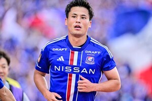 「俳優業にも通用する」「いや、イケメンすぎひん？」横浜FM・宮市亮の「オフの日ルーティン」が話題に！ ジェルで髪型をセットする様子などが好評の画像