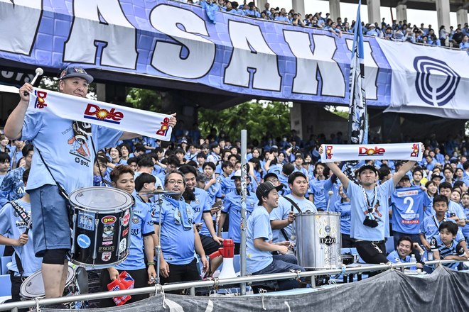 【サポーターアルバム】完封勝利後に笑顔＆万歳見せた「川崎フロンターレの試合後のサポーター写真83枚」！ ホーム連勝を熱狂的サポート「川崎フロンターレーセレッソ大阪」の画像037