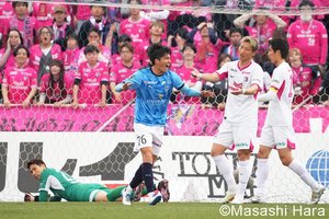 新戦力2人を｢2シャドー｣抜擢、超大型FWが｢元日本代表DF｣相手に圧巻のプレー、「ここまで1得点｣横浜FCが2ゴール【明治安田J1リーグ第6節　横浜FCvsセレッソ大阪】PHOTOギャラリーの画像