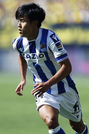 「なんでこの写真選んでん笑」笑っているのはサッカー日本代表MF久保建英だけ…レアル・ソシエダが投稿した「謎の写真」に怪訝の声の画像