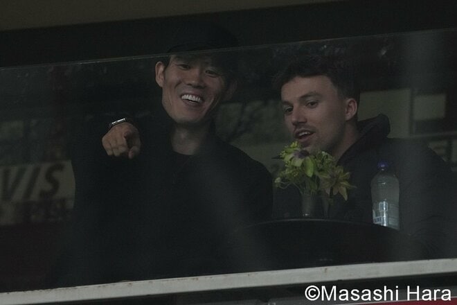 板倉滉＆冨安健洋の最新ショットを現地スタジアムで撮影！苦境のアヤックスの本拠地で披露されたクライフコレオ！5位転落からの再浮上への鍵は？【アヤックスvsトゥエンテ】激闘PHOTOギャラリーの画像002