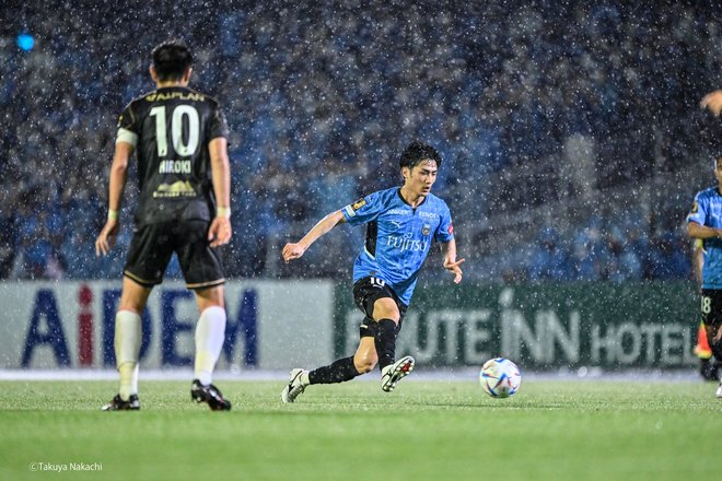 【川崎フロンターレ】MF大島僚太が再び負傷で6週間の離脱! 受傷日前日に麻生練習場で見せていた「対パリ・サンジェルマンの戦術練習での絶品プレー」の画像