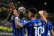 「ここから!?」サッカー日本代表MF鎌田大地が厳しい角度から「直接FKゴール」を叩き込む! “ペナルティエリア左”の角度がない位置から突き刺して今季4得点目の画像