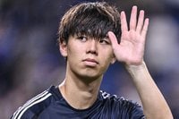 ｢めっちゃいいやん｣日本代表DFが所属する名門トットナム、90年代回帰の新3rdユニに大反響！｢襟付きは狙い目｣｢レトロ感あって好き｣21歳の去就は？