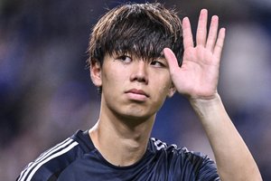 ｢めっちゃいいやん｣日本代表DFが所属する名門トットナム、90年代回帰の新3rdユニに大反響！｢襟付きは狙い目｣｢レトロ感あって好き｣21歳の去就は？の画像