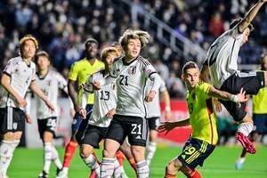 「この視点で見るとより凄さを感じる」ピッチ目線で撮影した「上田綺世の高すぎヘディングシュート映像」に驚愕の声が続々！「より上田選手の高さがわかる」とまさかの跳躍力の画像