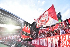 「世界に誇れる」「感激」浦和サポーターの「新旧エンブレムを並べたビジュアル」に感動の声続々！「30年の歴史を表現した」と話題の精緻デザインの画像