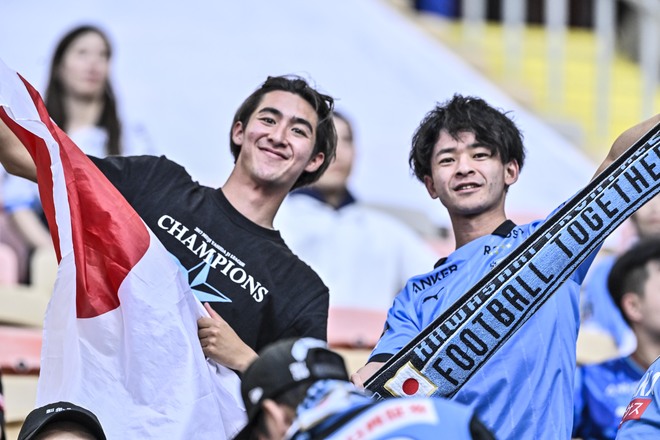 【サポーターアルバム】アジア青覇を果たすべく700人の川崎サポーターがACLE決勝に駆け付けた！ 現地で声援を送ったサポーター写真72枚「アル・アハリー川崎フロンターレ(2)」の画像002