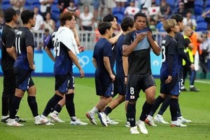 「Jリーグはサッカーの敵を撲滅すべし」2つの緊急提言(1)藤田譲瑠チマ、熊谷紗希キャプテン涙の準々決勝で敗退「パリ五輪」で採用も…再開J1で繰り返された「醜悪な蛮行」の画像