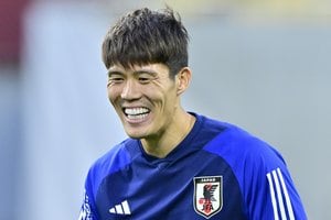 ｢元気な姿が見れて嬉しい！｣冨安健洋が27歳誕生日に最新トレーニング写真＆動画公開｢See you soon.｣とメッセージ！｢ここまで来たか！｣｢横浜FCの練習場じゃない？｣の画像