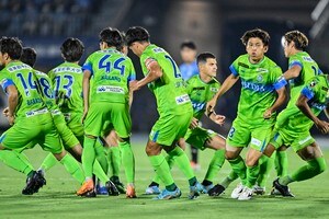 「いやゴツいな」「フィジカルえぐそう」J1湘南ベルマーレに新加入の元ナイジェリア代表MFがチームに合流！ 残留に向け、サポーターの期待高まる！の画像