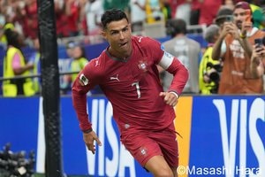 W杯6大会連続ゴールのロナウド｢キングの休息｣激闘の合間にパートナーとリラックスショット！左手薬指の“超大粒ダイヤ”に世界が注目の画像