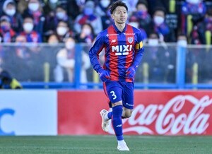 「なんかすごいの来た」FC東京・森重真人と小池百合子都知事の「ユニフォームショット」公開！ プロスポーツチームと初提携での記念写真の画像