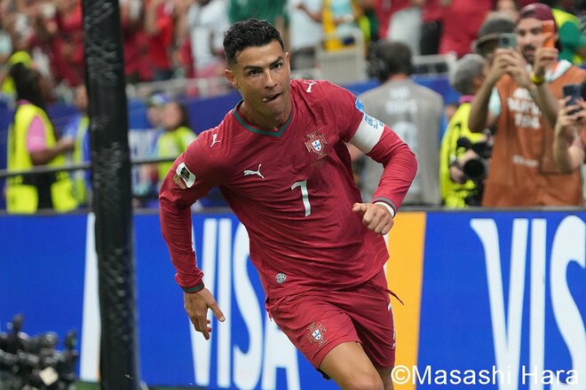 CR7躍動！集合写真での“つま先立ち”からついに出たゴールパフォ！計画通りのフリーキック？ 現地カメラマンが見た“ロナウド意地”とポルトガル代表の団結力！【ポルトガル代表vsウズベキスタン代表】激闘PHOTOギャラリーの画像008
