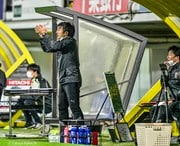 柏レイソル戦で京都サンガベンチから「紙2枚」の謎の指示！ 紙に書かれた「名前と数字」が示すものとは？の画像