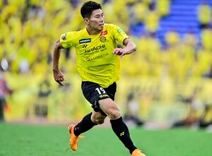 「股抜きスルーパスがえぐいわ！」柏の細谷真大＆マテウス・サヴィオの高速カウンター弾が絶品すぎると話題に！「速いし力強い」「細谷のフィジカル本当にすげえな」の声の画像