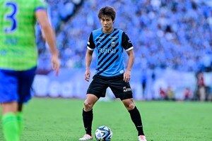 「ユニホーム姿も凄くカワイイ」芸人クロちゃんと交際の人気女性タレントが川崎ユニ着用での「国立参戦ショット」公開！「車屋推しでしたか!!!」と応援グッズにも視線集中の画像