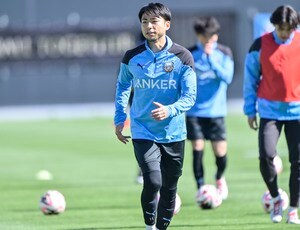 「お笑い芸人のようなお二人さん（笑笑）」J1川崎が誇るレジェンドポンコツFW小林と本物のレジェンド中村氏の「呪いショートコント映像」が話題に！ グッズ化必至!?のまさかの裏側の画像