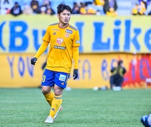 【J2「序盤戦ベストイレブン」】首位・新潟からは「攻撃のスイッチ役」のCBとボランチを、2位・仙台からは「別格の存在感」遠藤康を選出！【GK・DF・MF編】【戸塚啓のJ2のミカタ】の画像