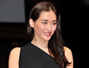 「綾瀬はるか…羨ましすぎます」播戸竜二氏と坪井慶介氏が女優・綾瀬はるかとの「豪華ショット」公開！「なんだろう…全く違和感がありません」と衣装にも注目の声の画像