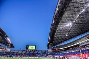 「かわいい！」浦和L・遠藤優が「ウエディングドレス姿での愛犬抱き抱えショット」公開！ 浦和レッズのドッグシャツを着用した埼スタでの記念写真の画像