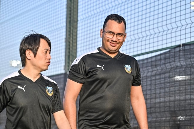 【川崎フロンターレアルバム】サウジアラビア到着翌日4月23日のジェッダ市内での「コーチングスタッフ＆クラブスタッフ写真」と「選手と子どもたちの交流写真」合計98枚！の画像046