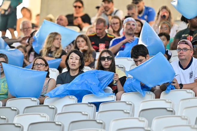 パリ五輪・サッカー日本代表サポーターが試合会場スタジアムを「青いゴミ袋でジャック」した衝撃アイデア！ フランス＆対戦相手のファンも巻き込んで“まさかの光景”作り上げるの画像013