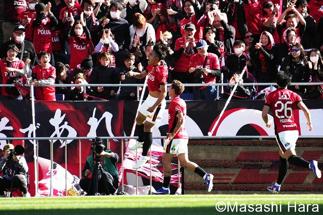 美しいコレオ5万人の埼スタが沸いた！浦和“完璧な20分”からの王者への3失点！｢ミスは付きもの｣スコルジャ監督が示した新スタイル【浦和レッズvs鹿島アントラーズ】激闘PHOTOギャラリーの画像003
