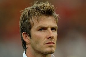 元イングランド代表ベッカムに悲劇、セルフカット失敗＆妻ヴィクトリアの“辛らつ評価”に励ましの声｢このために帽子が｣｢それでもハンサムだよ｣の画像