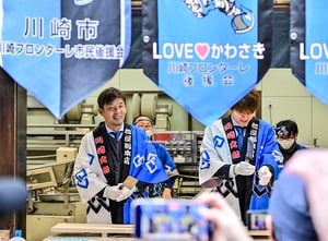 「そんな偶然ある!?」川崎・鬼木監督が必勝祈願に訪れると「話しかけられた人」がまさかの人物だった！ 川崎が誇る寺院での“驚きの再会”を独占撮の画像