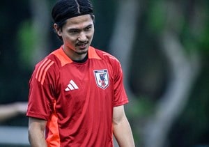 ｢モナ王がいる｣長期離脱中のモナコ南野拓実の“最新ショット”を中継カメラが捉える！｢タキ待ってるぞ！｣ 私服スタンド観戦に｢久しぶりにタキの顔が見れて嬉しい｣の画像