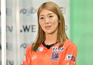 「モデルチェンジやね」「いいヘアカラー」大宮V・仲田歩夢がノースリーブの私服姿で新ヘアカラーを披露！「見つめられるとヤバい」カメラとの近距離ショットも披露の画像