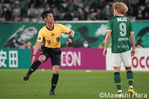 大住良之の｢この世界のコーナーエリアから｣　第140回【Jリーグに｢改善してほしい｣色ルール違反】(3)鳥栖GK朴一圭の｢黄色シャツ｣、磐田テクニカルエリアも｢混乱」の画像