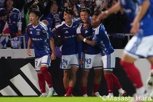 ｢天才かよ｣｢ほんまに久保くん以来の逸材｣横浜FMの16歳MFが素早いターンからの股抜きスルーパス！ 圧倒的な視野の広さと技巧の高さに｢このパスコース見えてる16歳ヤバすぎる｣の画像