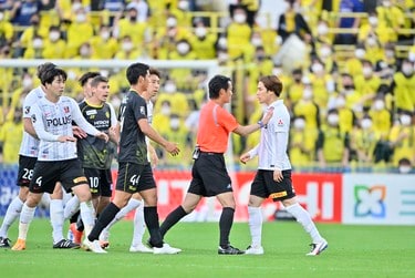 画像 写真 柏 浦和 で乱闘直前騒動 ピッチ上で 突き飛ばし 選手入り乱れ 発生で主審が提示したカードの枚数は Jリーグ 国内 ニュース サッカー批評web