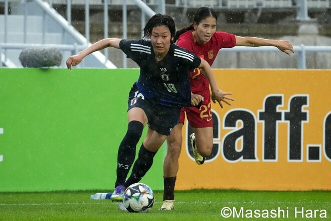 ドリブルで前を目指した｢ベレーザ19歳｣、ゴールを死守した｢秋田美人DF｣、檄を飛ばした｢美しすぎる10番｣、雨天の激闘後…キャプテンは天を仰いだ【日本代表vs中国代表】PHOTOギャラリーの画像003