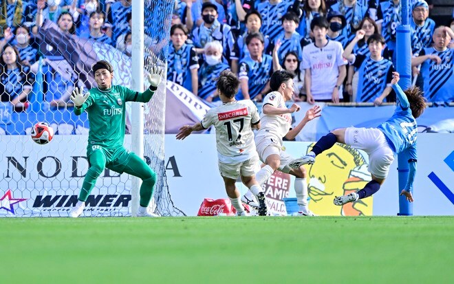 「井上のプレーは漫画だよ」川崎を相手に横浜FCの25歳が決めた巧みなボレー弾に「出来すぎたシュート」と称賛続々！ J1初ゴールに、「アメイジングなシュート！」の声の画像