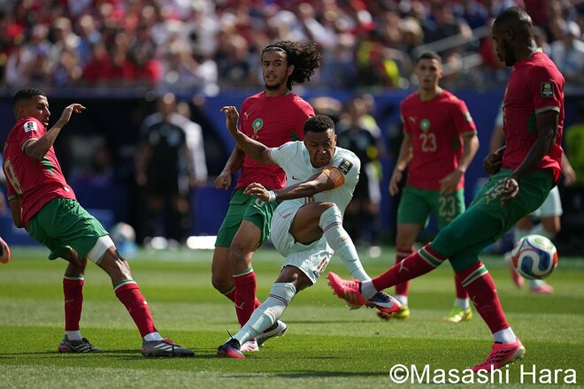 【W杯】重すぎる十字架を背負った｢世界最高SB｣が涙！親友エムバぺとの爆速対決の果てに…四銃士が敵将ハキミに示した“熱い友情”【フランス代表vsモロッコ代表】激闘PHOTOギャラリーの画像001