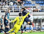 「ここから!?」サッカー日本代表MF鎌田大地が厳しい角度から「直接FKゴール」を叩き込む! “ペナルティエリア左”の角度がない位置から突き刺して今季4得点目の画像