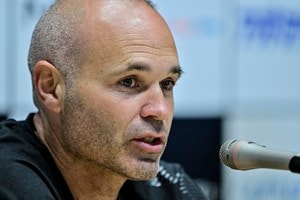 「この光景も、残り後約半月…」イニエスタが神戸ユニを着た息子とスタジアムでサッカーをする様子に「どれだけ貴重か」と退団を惜しむファン続出！「ずーっと見ていたかった」の声の画像