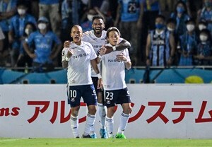横浜F・マリノスのサポーターが行った試合前コレオに「圧巻」「等々力がどよめいた」と川崎フロンターレサポーターが絶賛！ 「2022シャーレ」を掲げて「強力な援護射撃」！の画像